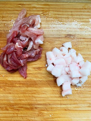 簡單易（yì）做的下飯（fàn）菜－蒜苔炒肉的做（zuò）法 步驟2