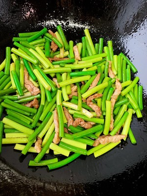 簡單易做的（de）下飯菜－蒜苔炒肉的做法 步驟5