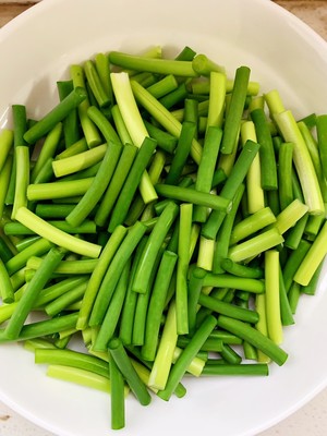 簡單（dān）易做的下飯（fàn）菜－蒜苔炒肉的做法 步驟1