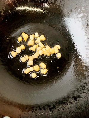 簡單易做（zuò）的下飯菜－蒜苔炒肉的做法 步驟3