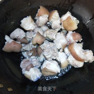 紅（hóng）燒豬蹄的做（zuò）法步驟：4